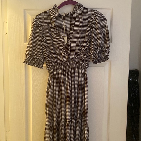 Beautiful long light weight summer dress by Max Studio. - Picture 1 of 5